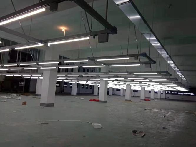 服装厂灯架与密集型母线槽桥架 铝合金与PVC材质的照明供电解决方案